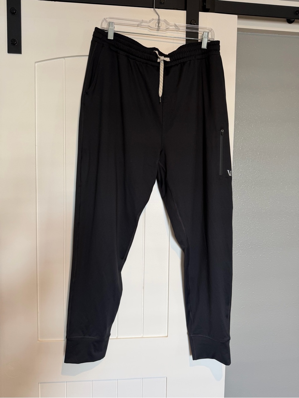 Vuori men’s Black Athletic Joggers - size xl